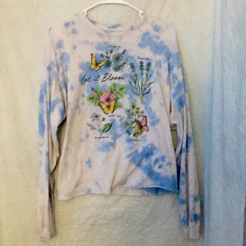 blue and white tie dye tee shirt w/ flower design